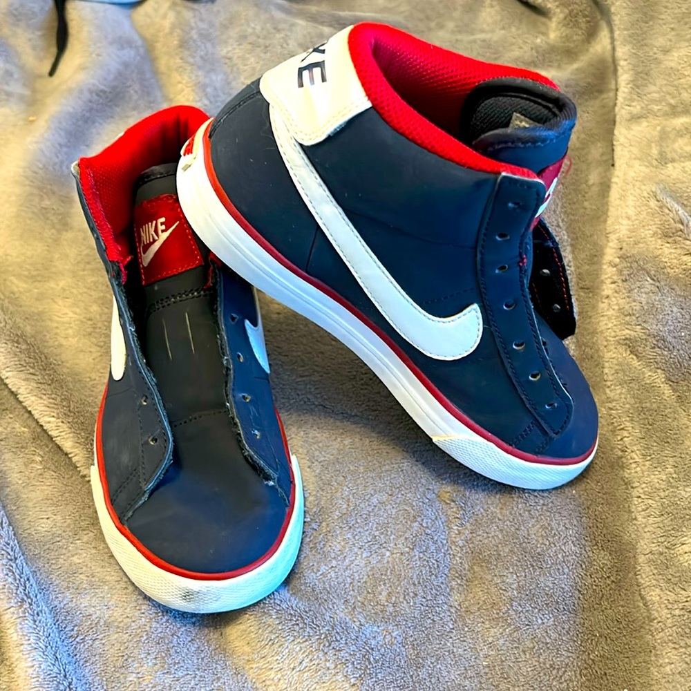 Nice Nike 13.5c high top lace-up sneakers excellent condition navy red & white